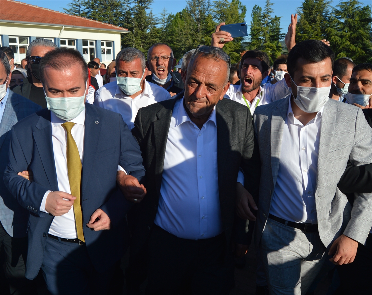 Afyonkarahisar'ın Güney beldesi belediye seçimini kesin olmayan sonuçlara göre AK Parti adayı Karabacak kazandı