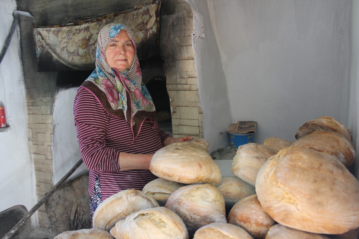 Ailesi için taş fırında pişirdiği köy ekmekleri gelir kaynağı oldu