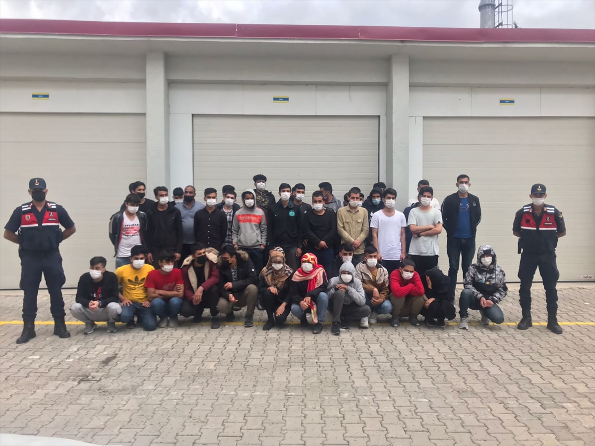 Antalya'da 73 düzensiz göçmen yakalandı