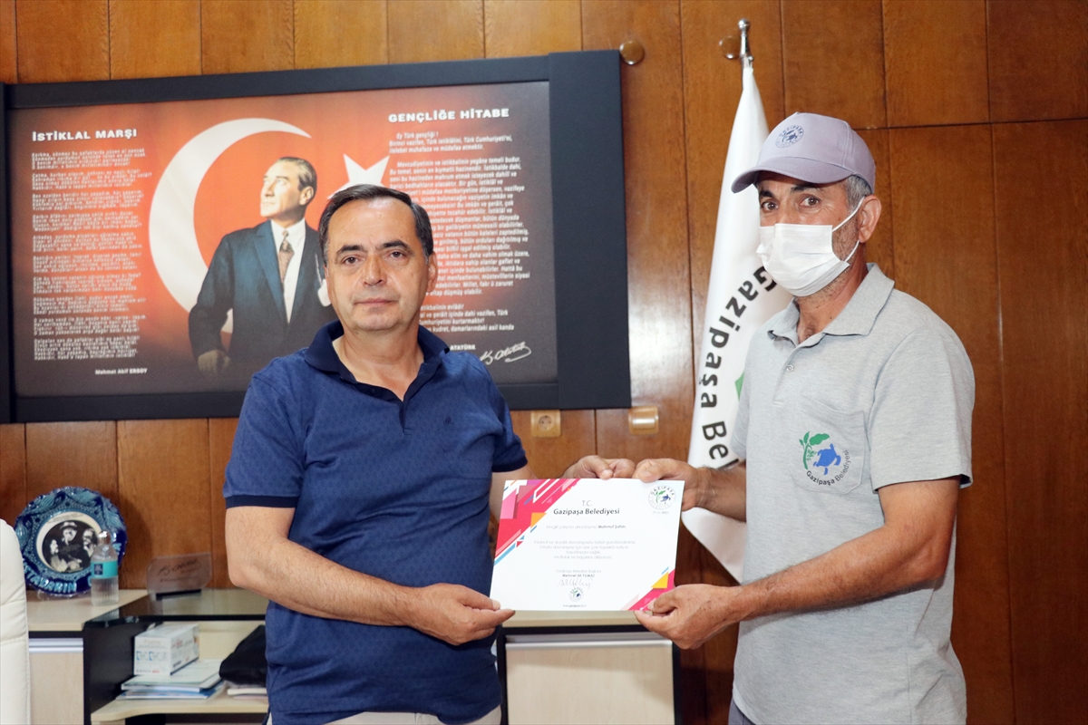 Antalya'da temizlik işçisi bulduğu altınları polise teslim etti