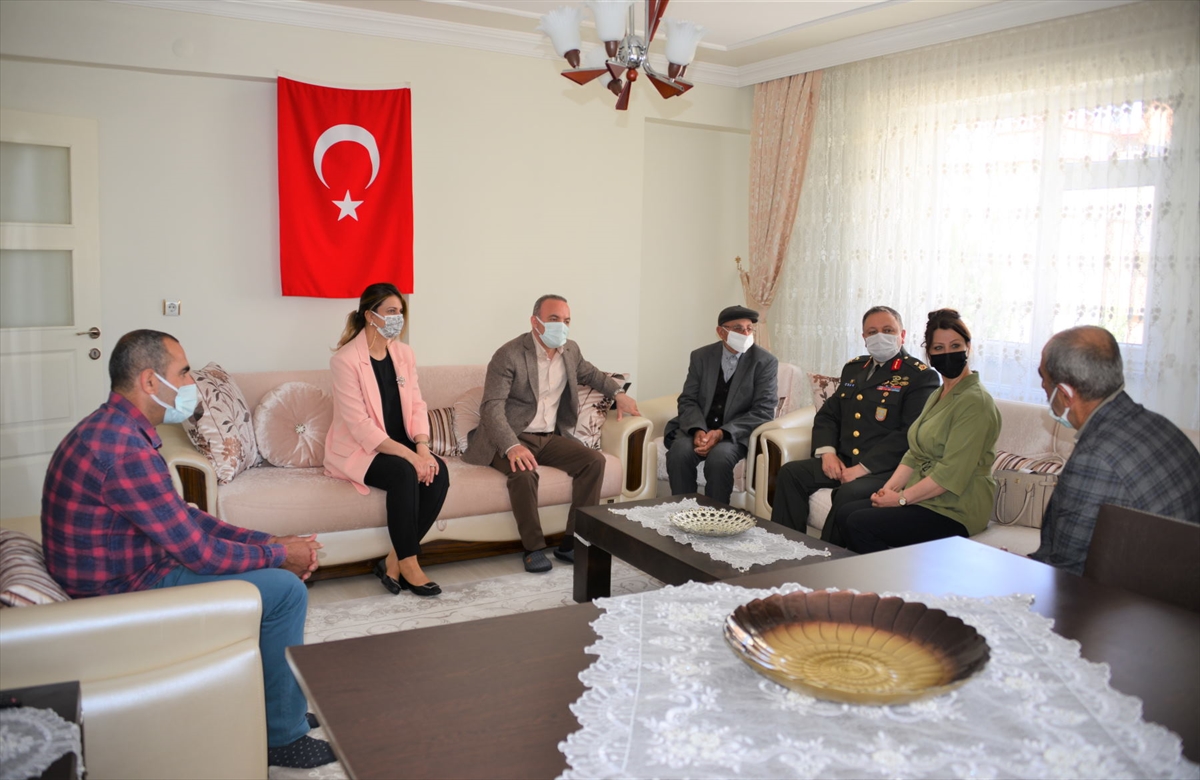 Ardahan Valisi Hüseyin Öner, Babalar Günü nedeniyle bazı şehit ailelerini ziyaret etti