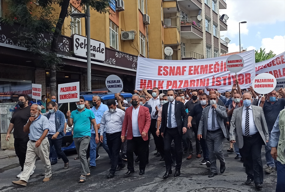 Bahçelievler'de pazarcı esnafı, pazar yerlerinin taşınmasını protesto etti