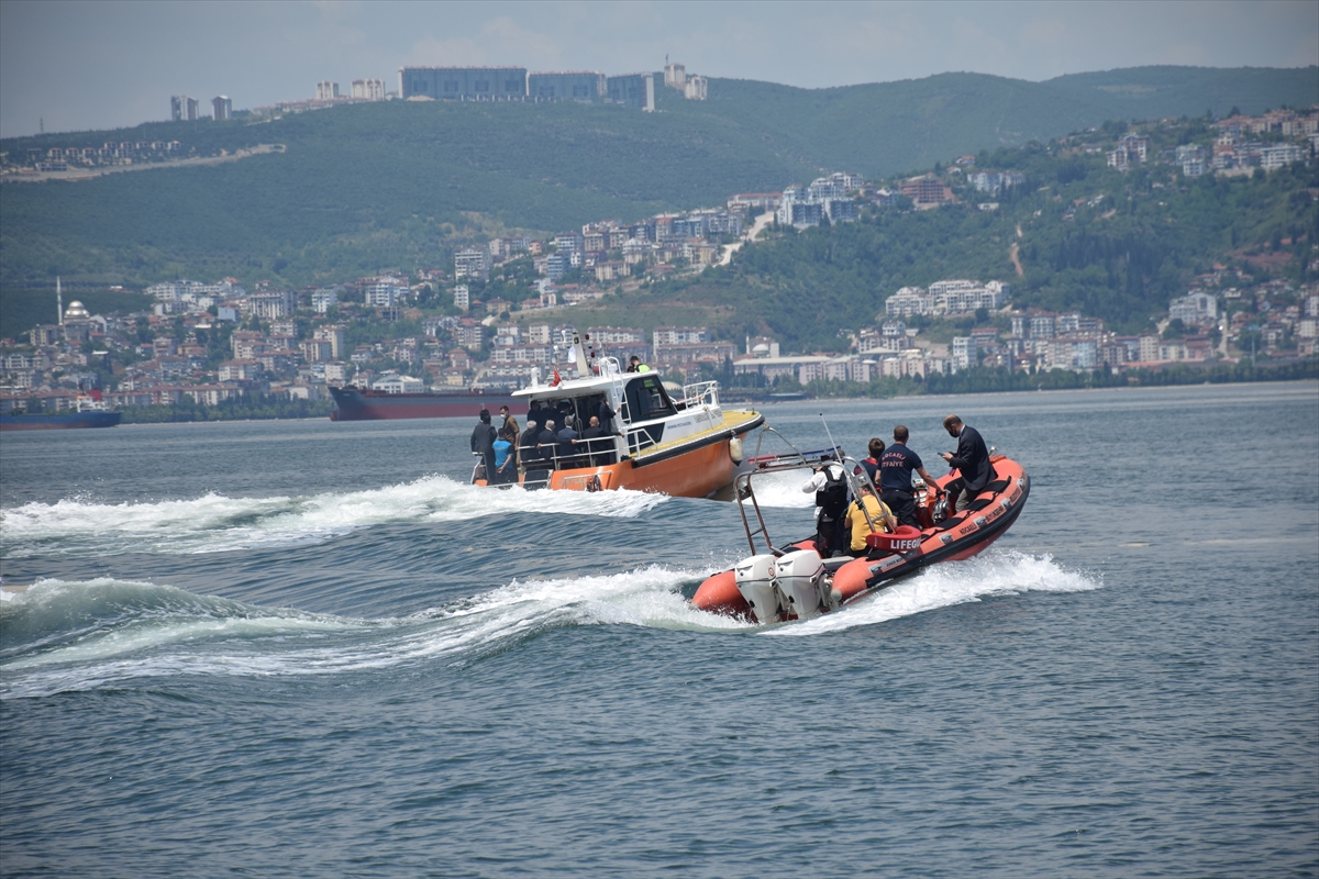Bakan Kurum ODTÜ araştırma gemisi Bilim-2'deki müsilajla mücadele çalışmalarını inceledi: (2)
