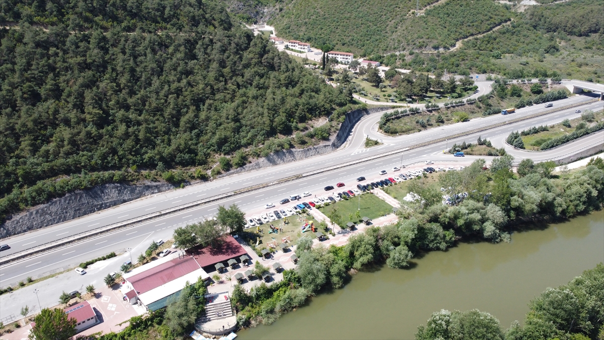 Bilecik'te vatandaşlar Sakarya Nehri kenarında kısıtlamasız cumartesinin keyfini çıkarıyor