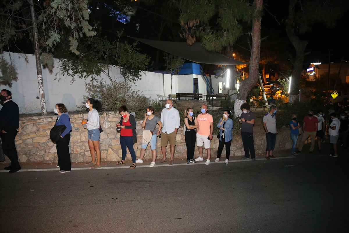 Bodrum'da Kovid-19 aşısı olmak isteyen vatandaşlar hastanede yoğunluğa neden oldu