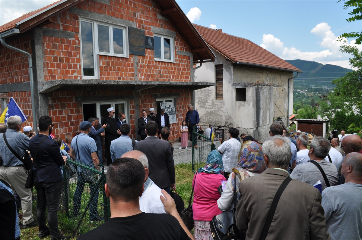 Bosna Savaşında diri diri yakılan üç bin kurban güllerle anıldı