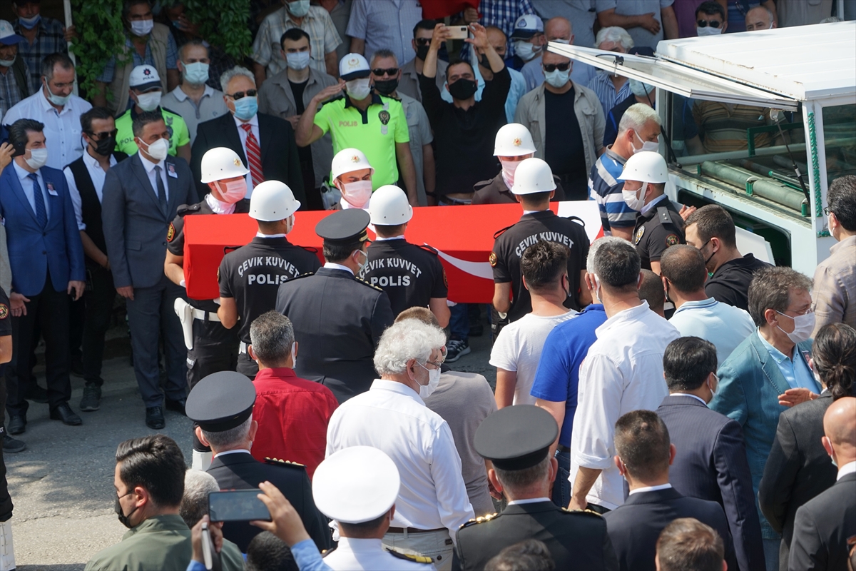 Çanakkale'deki trafik kazasında şehit olan polis memuru son yolculuğuna uğurlandı