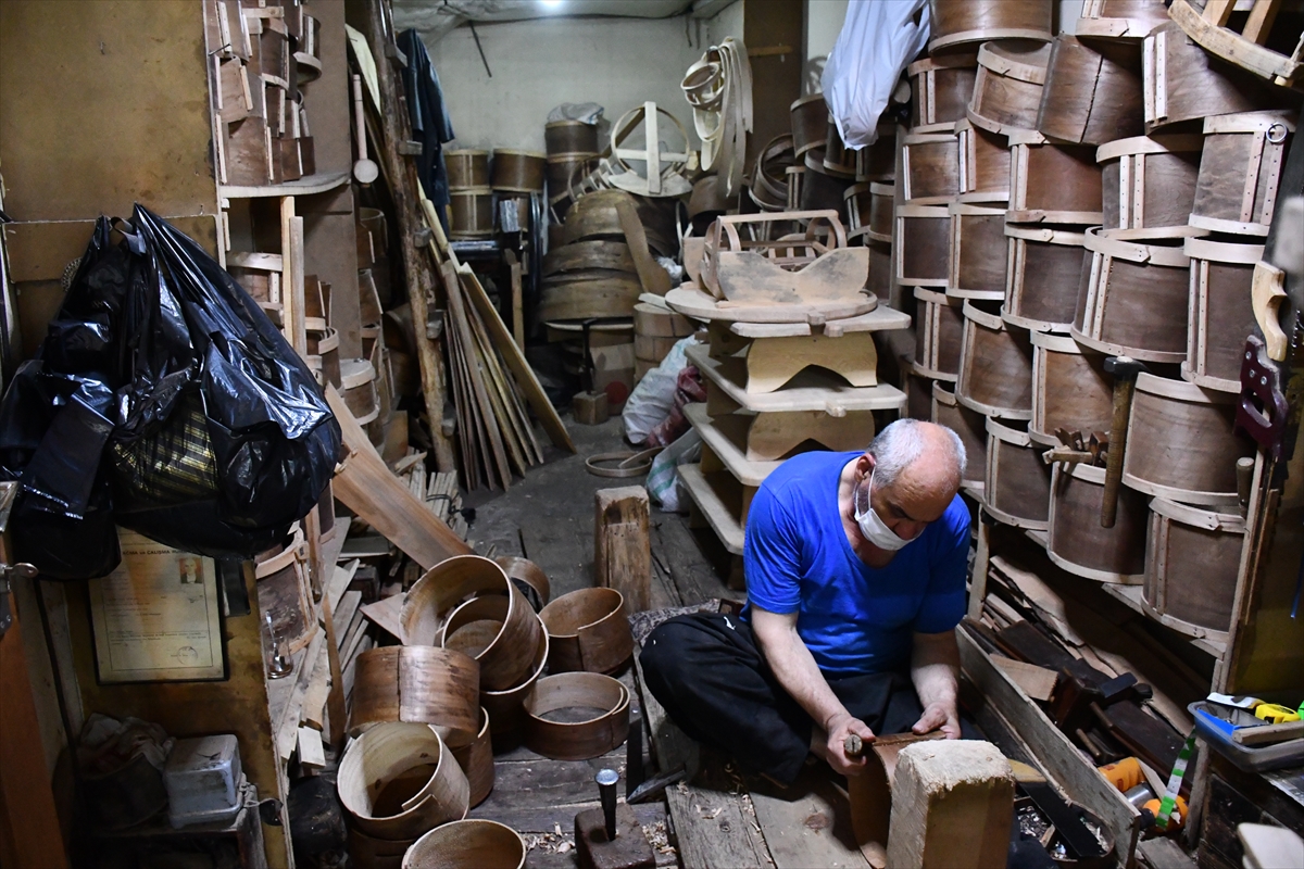 Emekli öğretmen, ata yadigarı asırlık dükkanda külekçilik zanaatını yaşatmaya çalışıyor