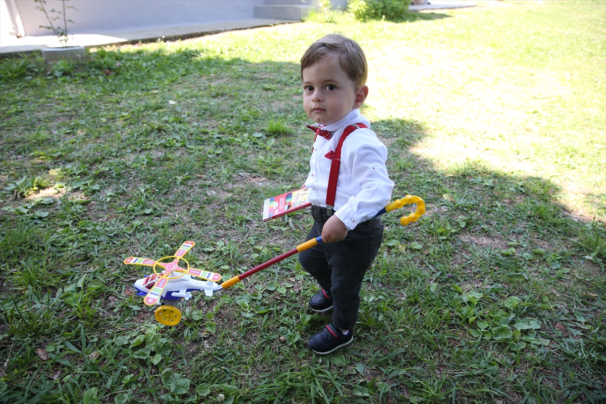 Giresun'da 23 Nisan'da evlerini Türk bayraklarıyla donatan bin çocuğa hediye verildi