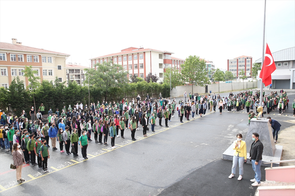 İstanbul'da ortaokul ve lise öğrencileri yüz yüze eğitime başladı