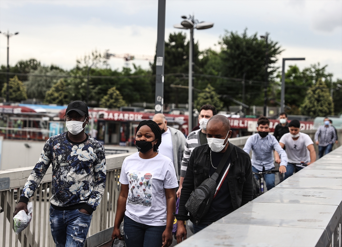 İstanbul'da sokağa çıkma kısıtlamasının sona ermesiyle trafik yoğunluğu arttı