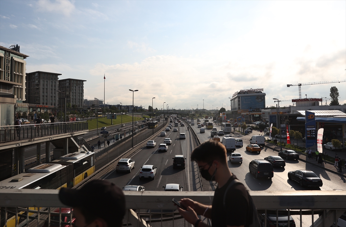 İstanbul'da sokağa çıkma kısıtlamasının sona ermesiyle trafik yoğunluğu arttı