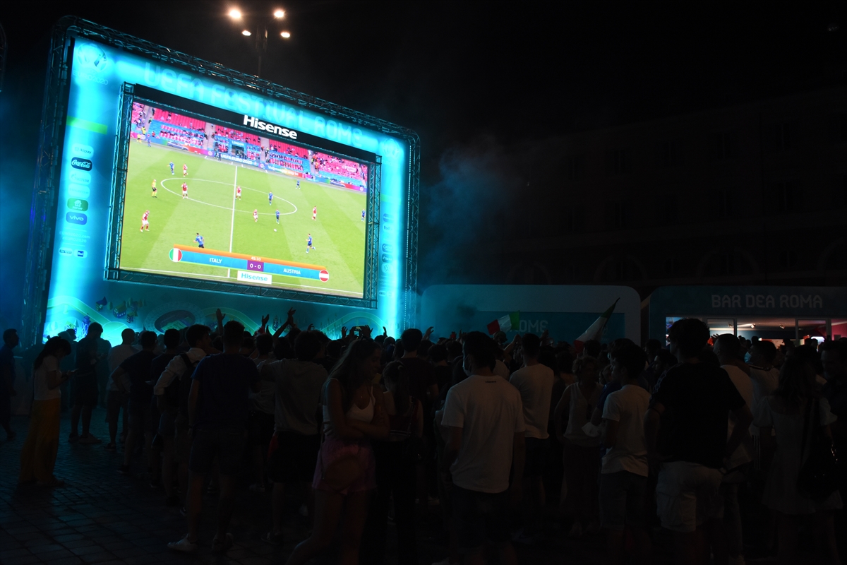 İtalyanlar, İtalya-Avusturya maçını Roma'da dev ekran karşısında izledi