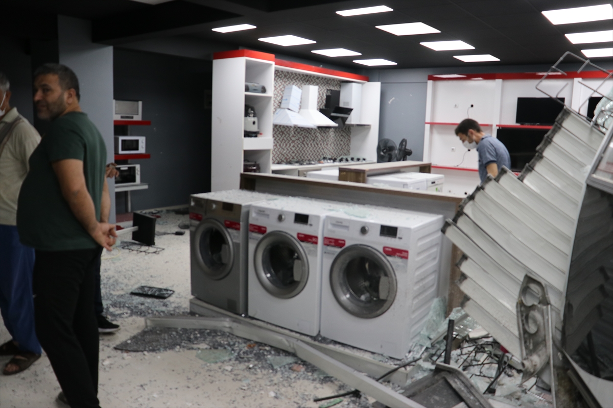 İzmir'de işçi servisi beyaz eşya mağazasına çarptı: 12 yaralı