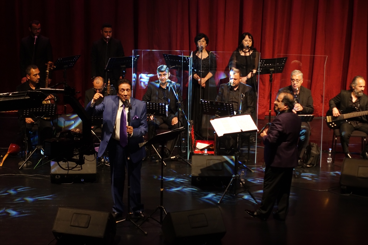 İzzet Altınmeşe, Atlas Pasajı'nda konser verdi