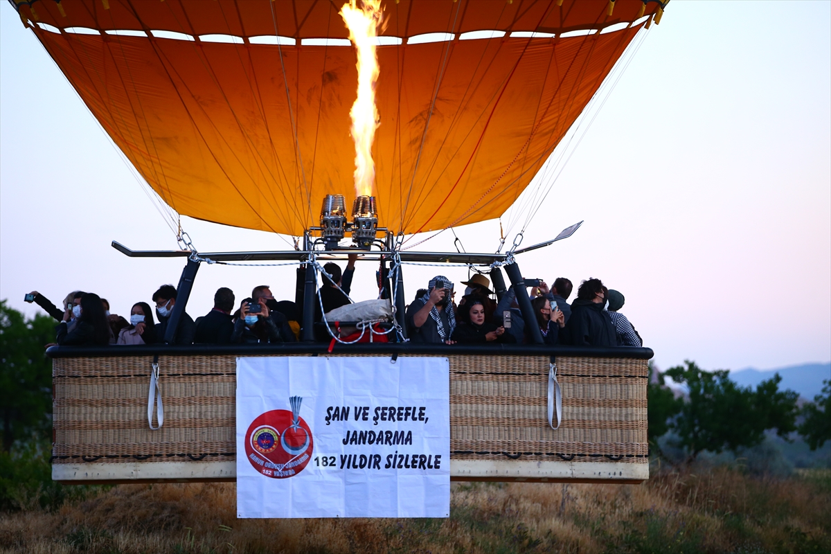Jandarmanın 182'nci kuruluş yıl dönümü kutlama afişleri Kapadokya semalarında süzüldü