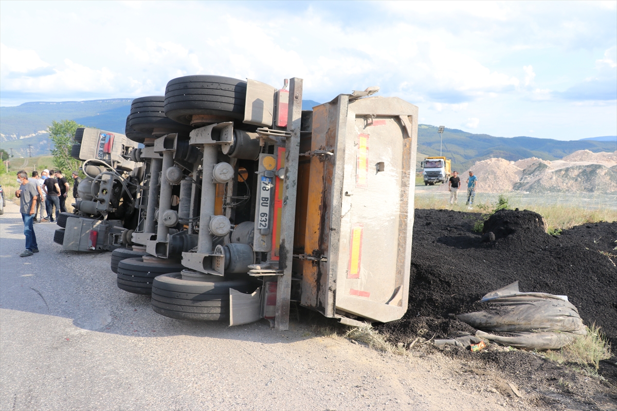 Karabük'teki iki ayrı trafik kazasında 1 çocuk öldü 3 kişi yaralandı