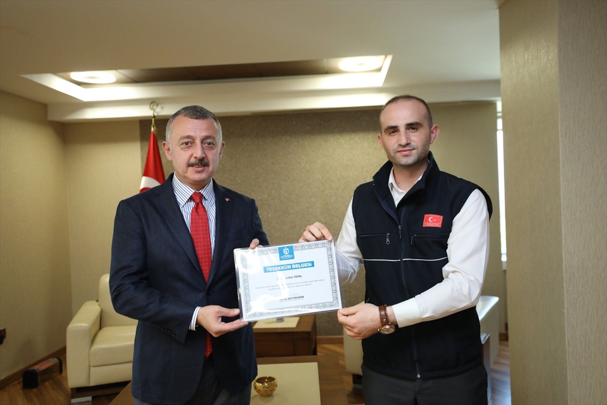 Kocaeli'de rayların kenarındaki kaplumbağanın yardımına koşan vatmana teşekkür belgesi