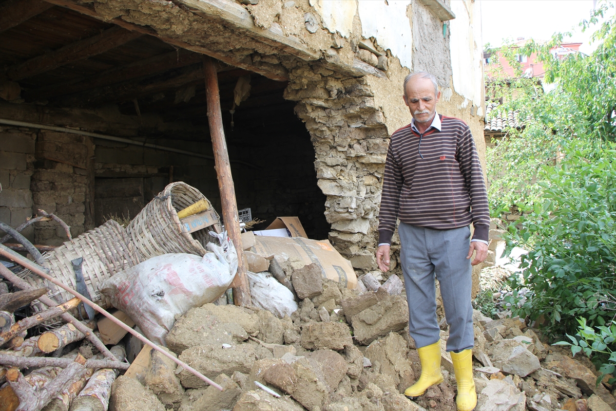 Kütahya'da selden zarar gören köylerde hasar tespiti yapılıyor