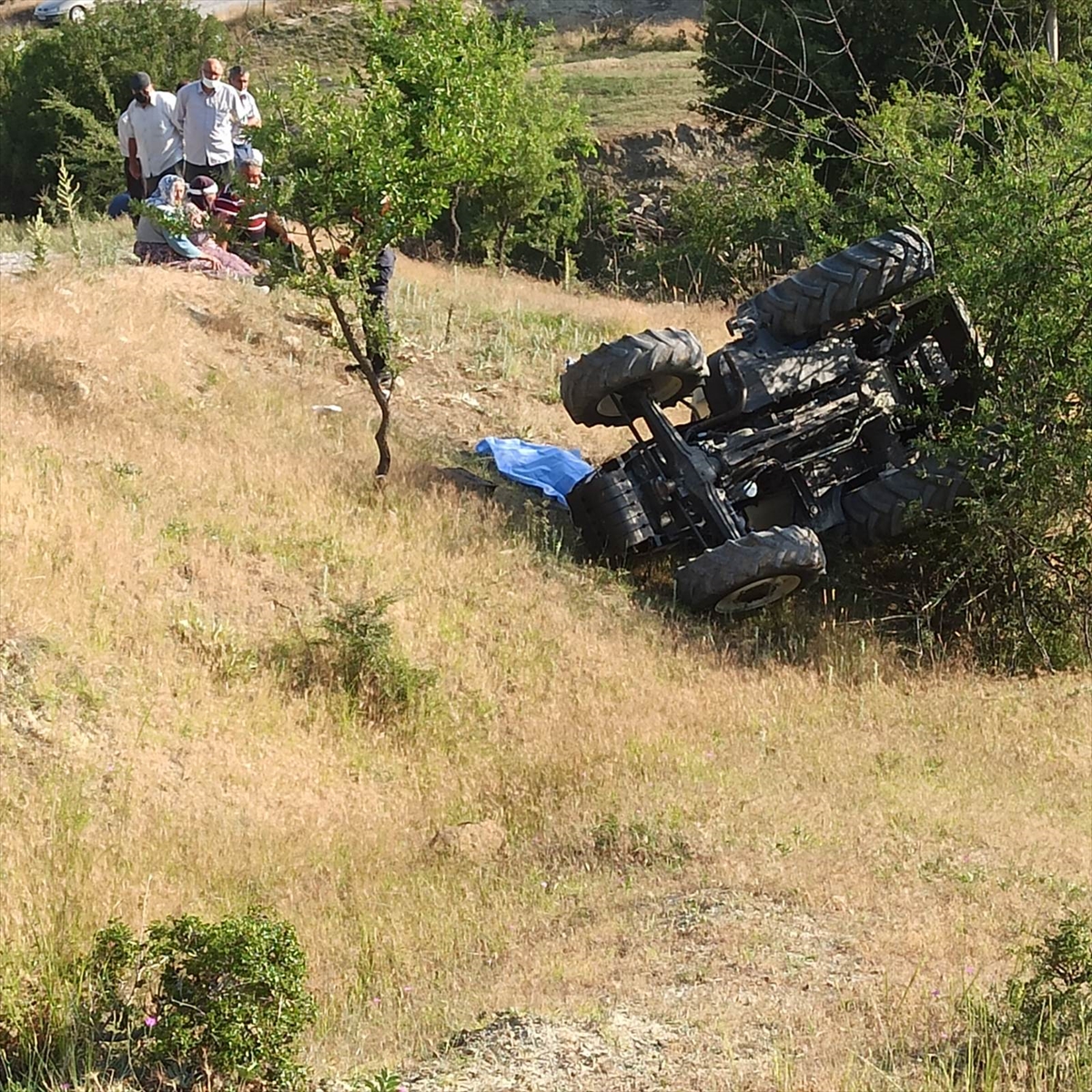 Manisa'da devrilen traktörün sürücüsü yaşamını yitirdi