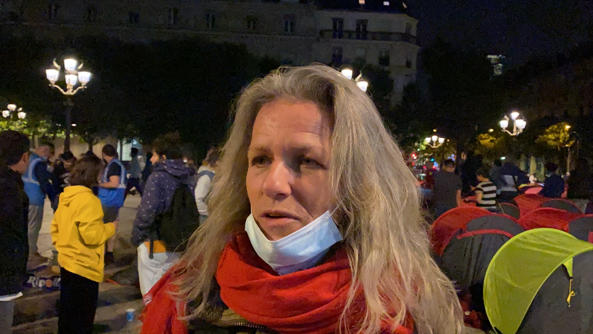 Paris'te refakatsiz çocuklar ve düzensiz göçmenler “acil barınma” talebiyle kamp kurdu