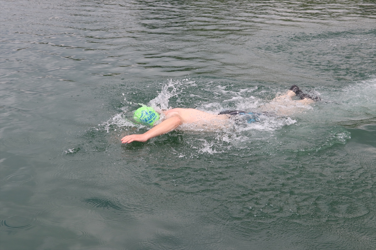 Sakarya'da görme engelli yüzücüler, Adapazarı şehitleri için Sapanca Gölü'nü yüzerek geçti