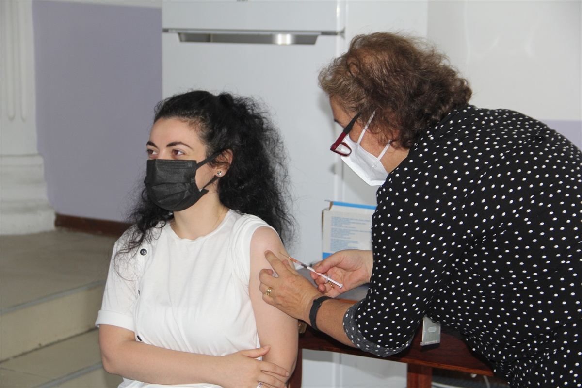 Sinop'ta randevusuz Kovid-19 aşı merkezi ilgi görüyor