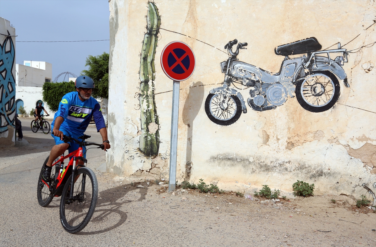 Tunuslu gençler, Cerbe Adası'ndaki tarihi yapıları görmek için kilometrelerce pedal çeviriyor