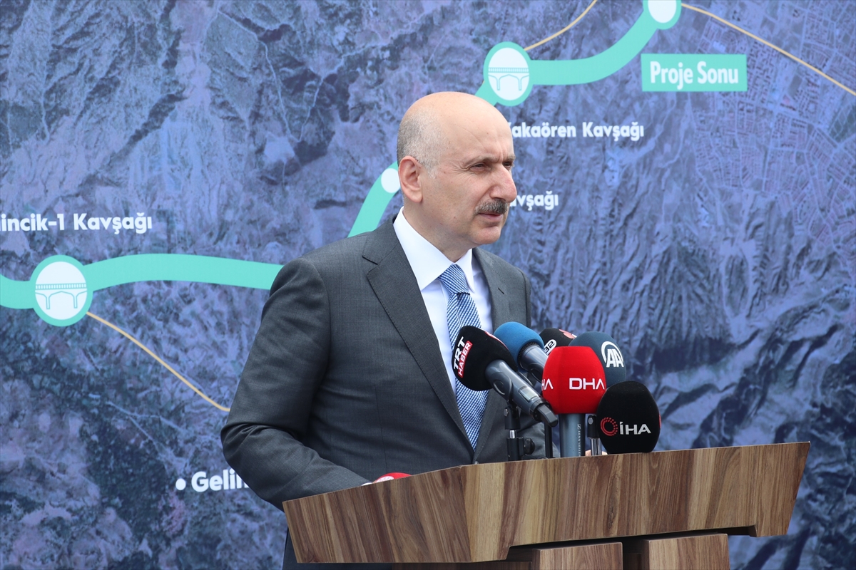 Ulaştırma ve Altyapı Bakanı Karaismailoğlu, Isparta-Burdur Dostluk Yolu Şantiyesi'nde incelemelerde bulundu: