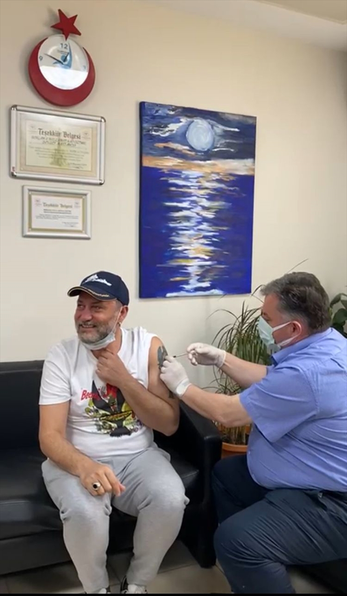 Ünlü sanatçı Hüsnü Şenlendirici Kovid-19 aşısı yaptırdı