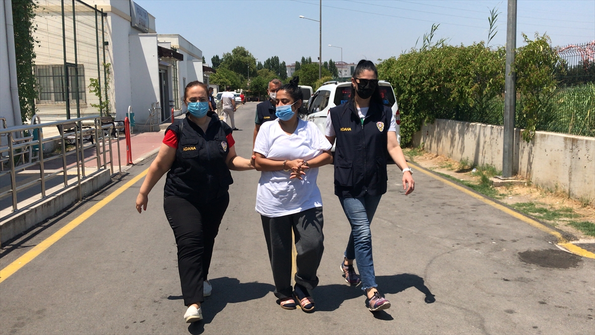 Adana'da iş yerine asılı Türk bayrağını koparıp çöpe atması kameraya yansıyan kadın tutuklandı