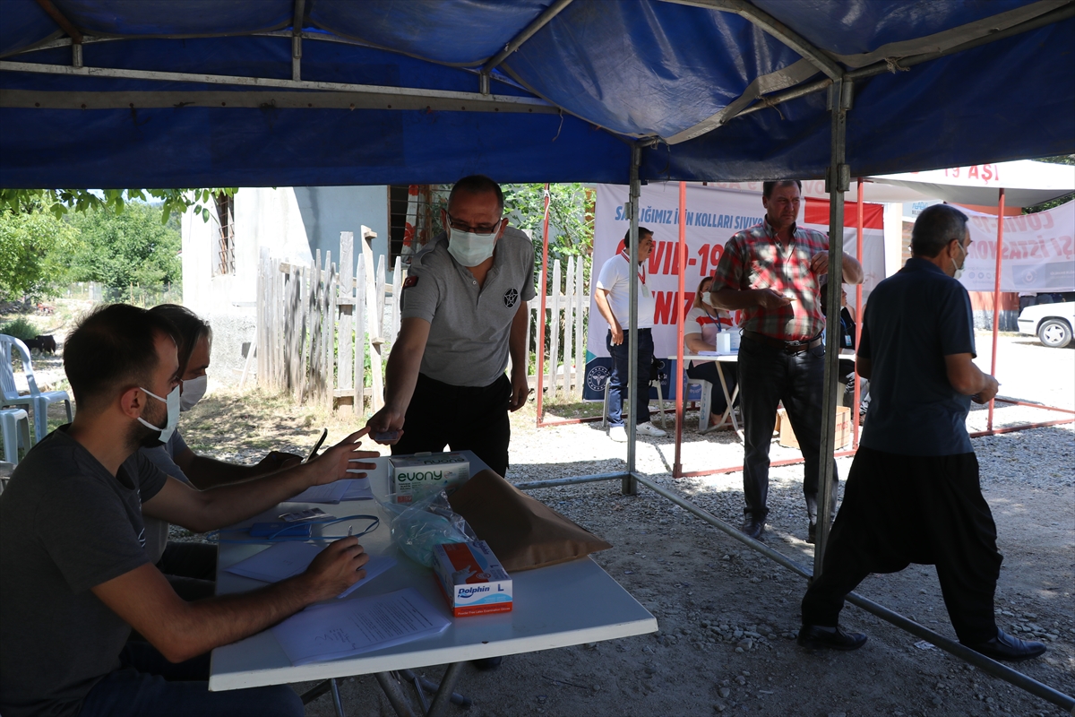 Adana'da sağlık ekipleri yaylalardaki vatandaşlara Kovid-19 aşısı yaptı