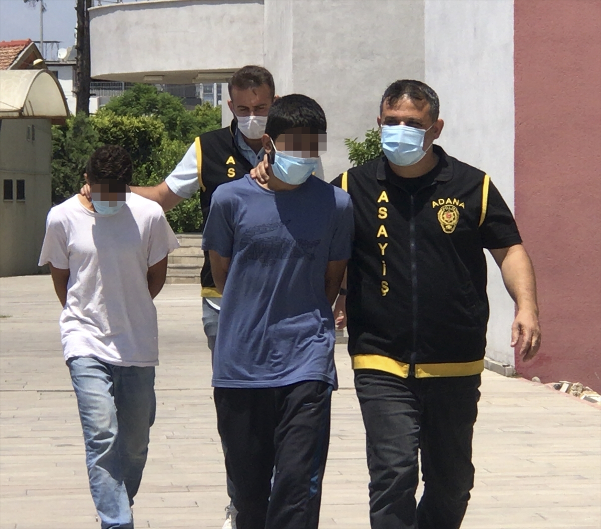 Adana'da yaşlı kadının kolyesini çaldığı iddiasıyla yakalanan 3 kardeş tutuklandı