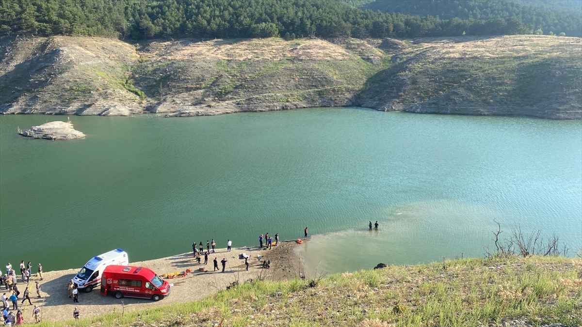 Amasya'da baraj gölünde kaybolan aynı aileden 5 kişi için arama çalışması başlatıldı