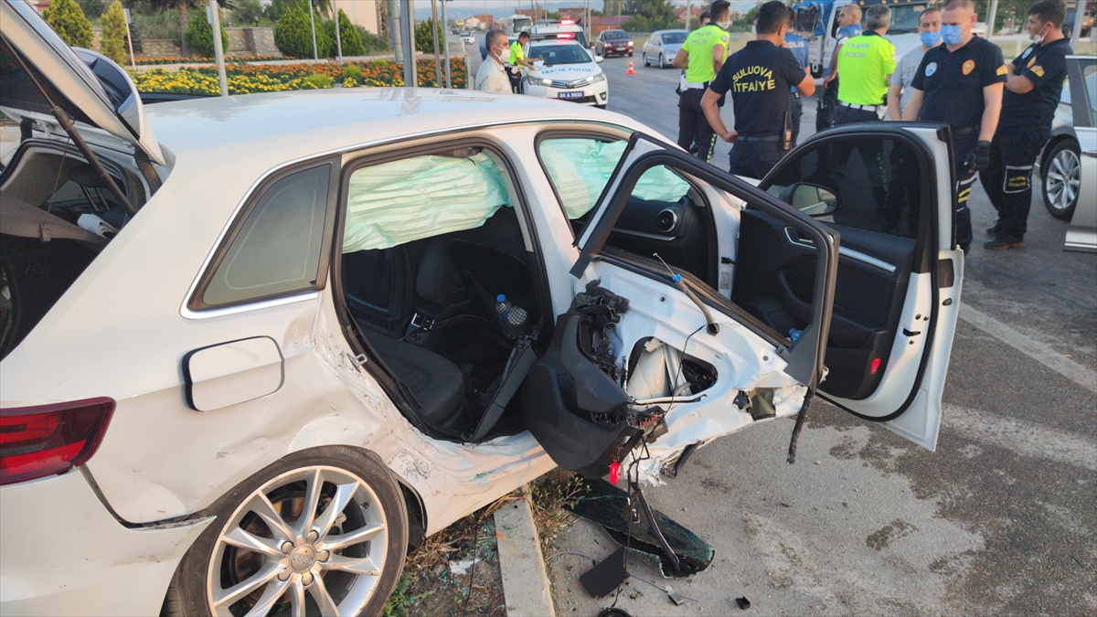 Amasya'da iki otomobil çarpıştı: 3 yaralı