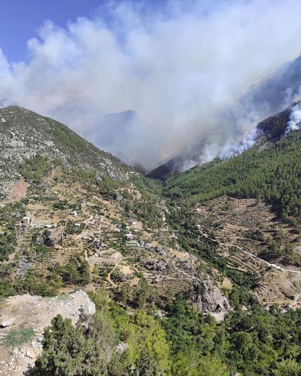 Antalya Gündoğmuş'taki orman yangınında bir mahalle tahliye edildi, 33 kişi yurda yerleştirildi