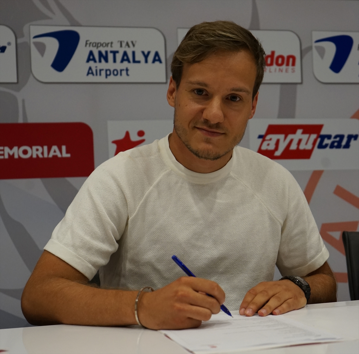 Antalyaspor, Deni Milosevic ile 3 yıllık sözleşme imzaladı