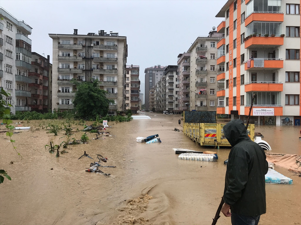 Arhavi'de derenin taşması sonucu çok sayıda araç suya sürüklendi, ev ve iş yerlerini su bastı