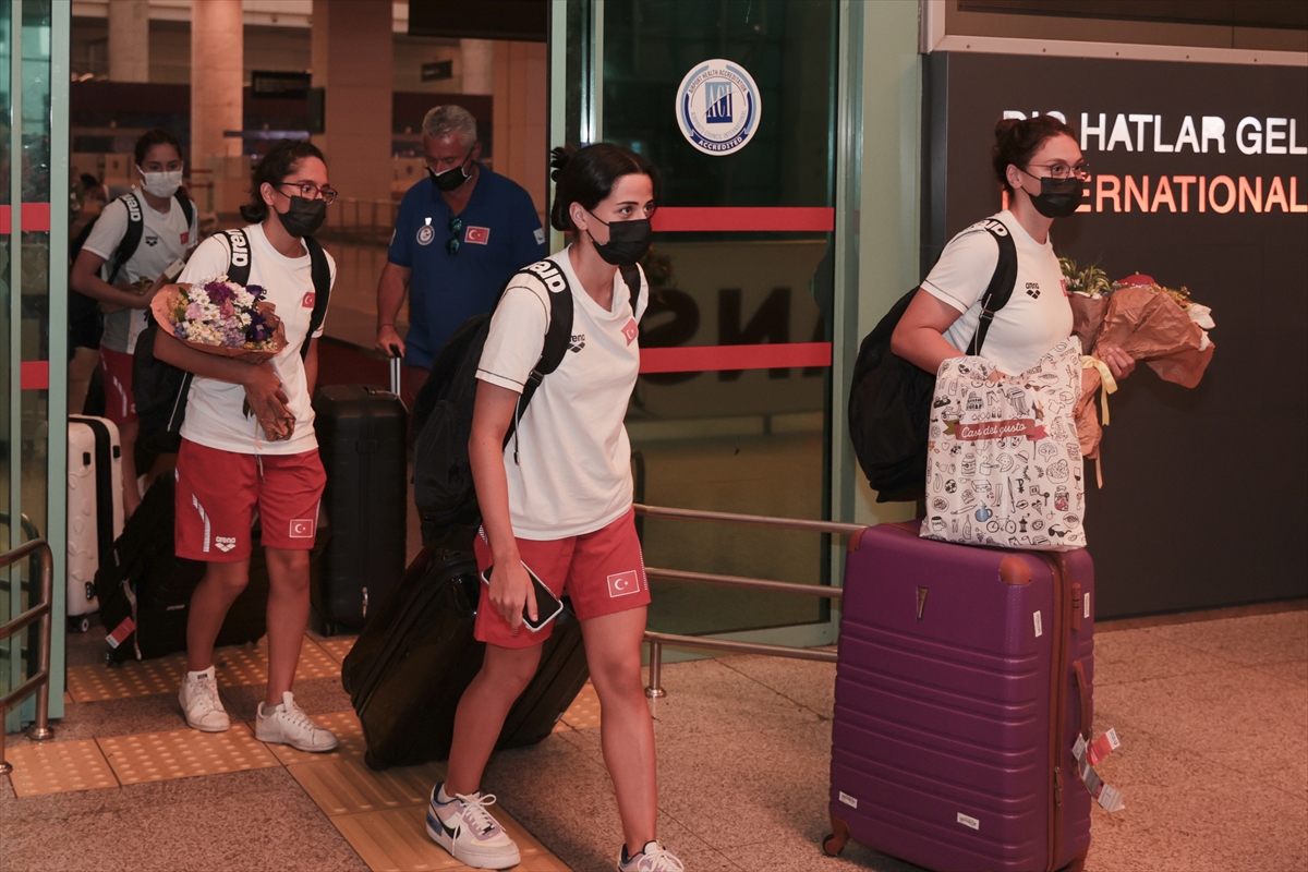 Avrupa Gençler Yüzme Şampiyonası'nda 7'si altın 15 madalya kazanan milli takım Ankara'ya geldi