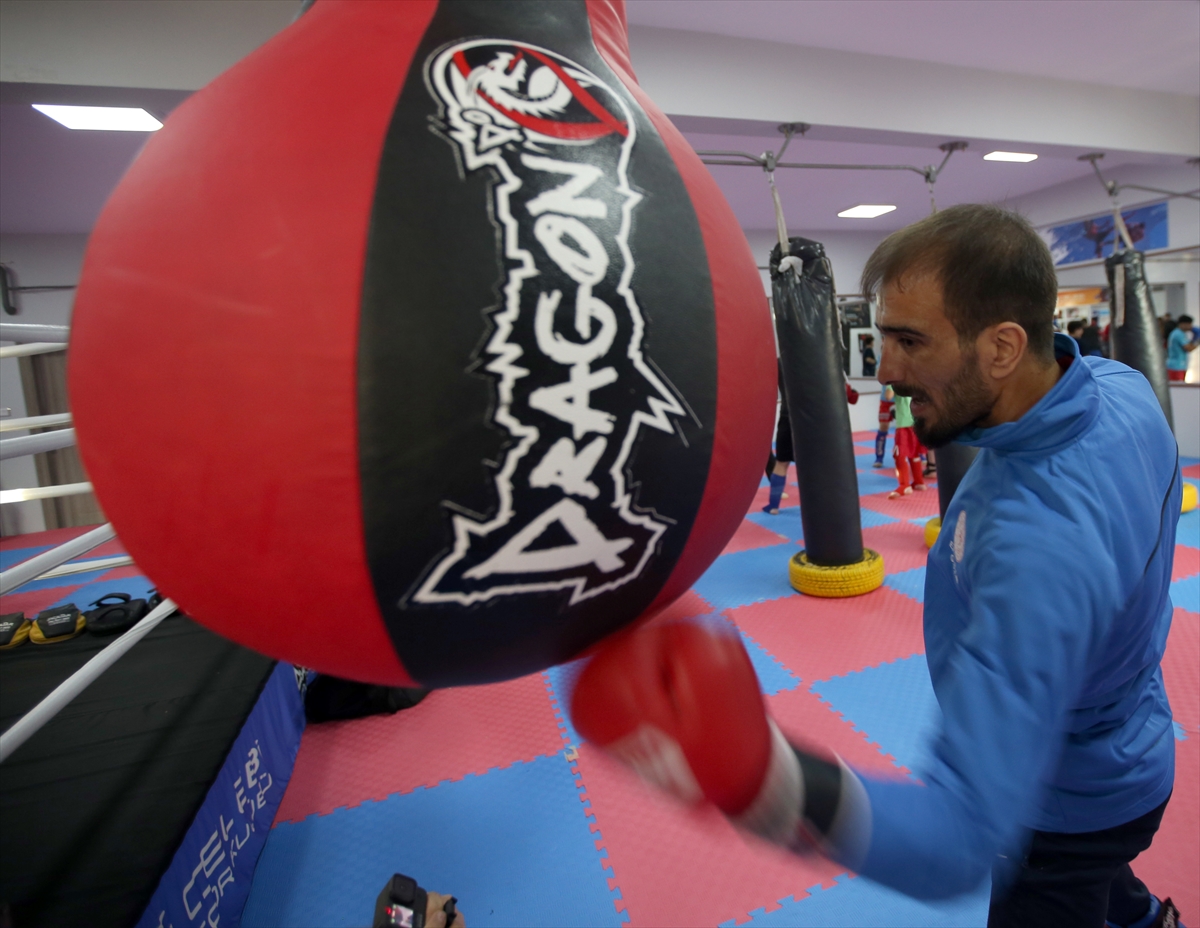 Avrupa şampiyonu milli kick boksçu Emre Şahin'in yeni hedefi dünya şampiyonluğu