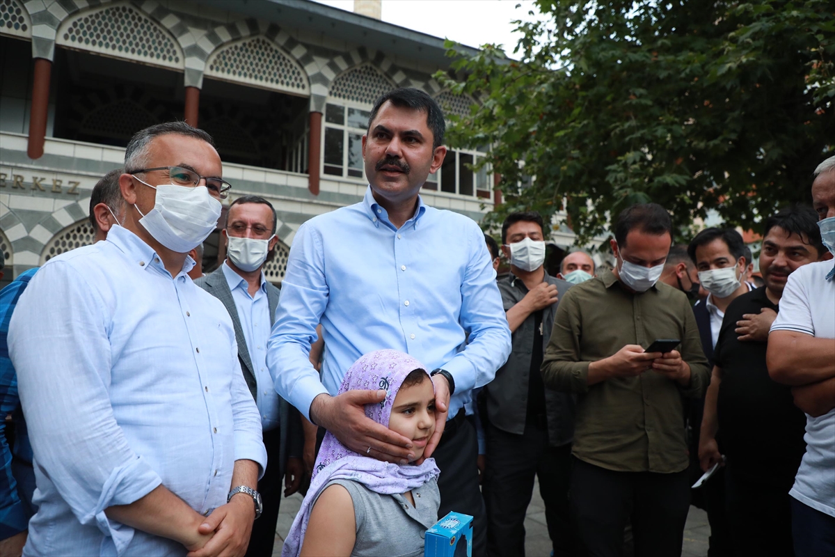 Bakan Kurum, bayram namazının ardından Rize'deki sel ve heyelan sonrası çalışmaları değerlendirdi: