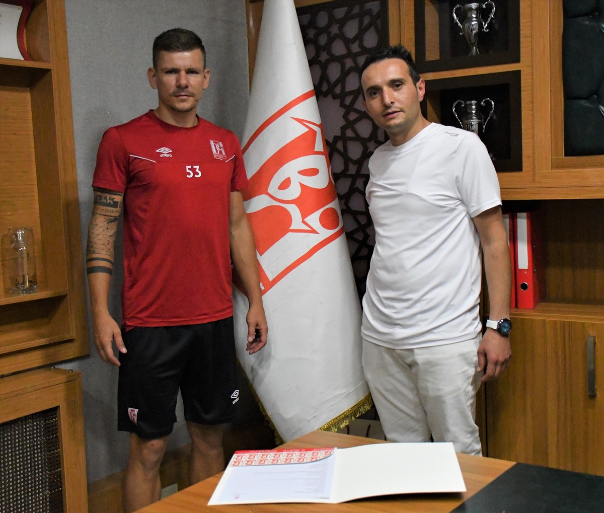 Balıkesirspor, Oğuzhan Çapar ve forvet Roman Bezjak ile sözleşme imzaladı