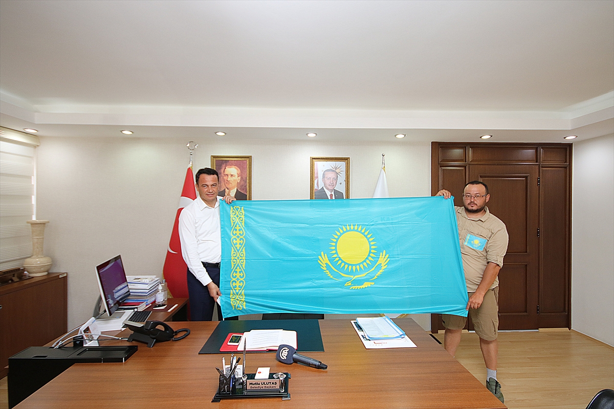 Bisikletle Türkiye'de turuna çıkan Kazak sporcu Kushuyev, Kaş'a ulaştı