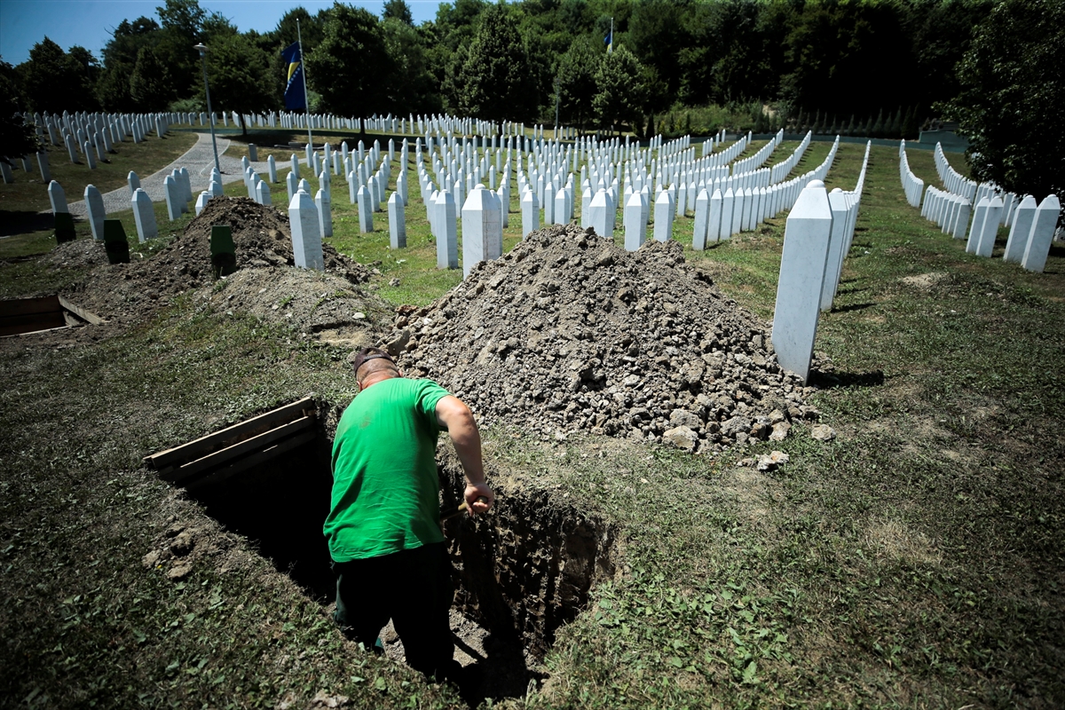 Bu yıl toprağa verilecek Srebrenitsa kurbanlarının mezarları kazılıyor