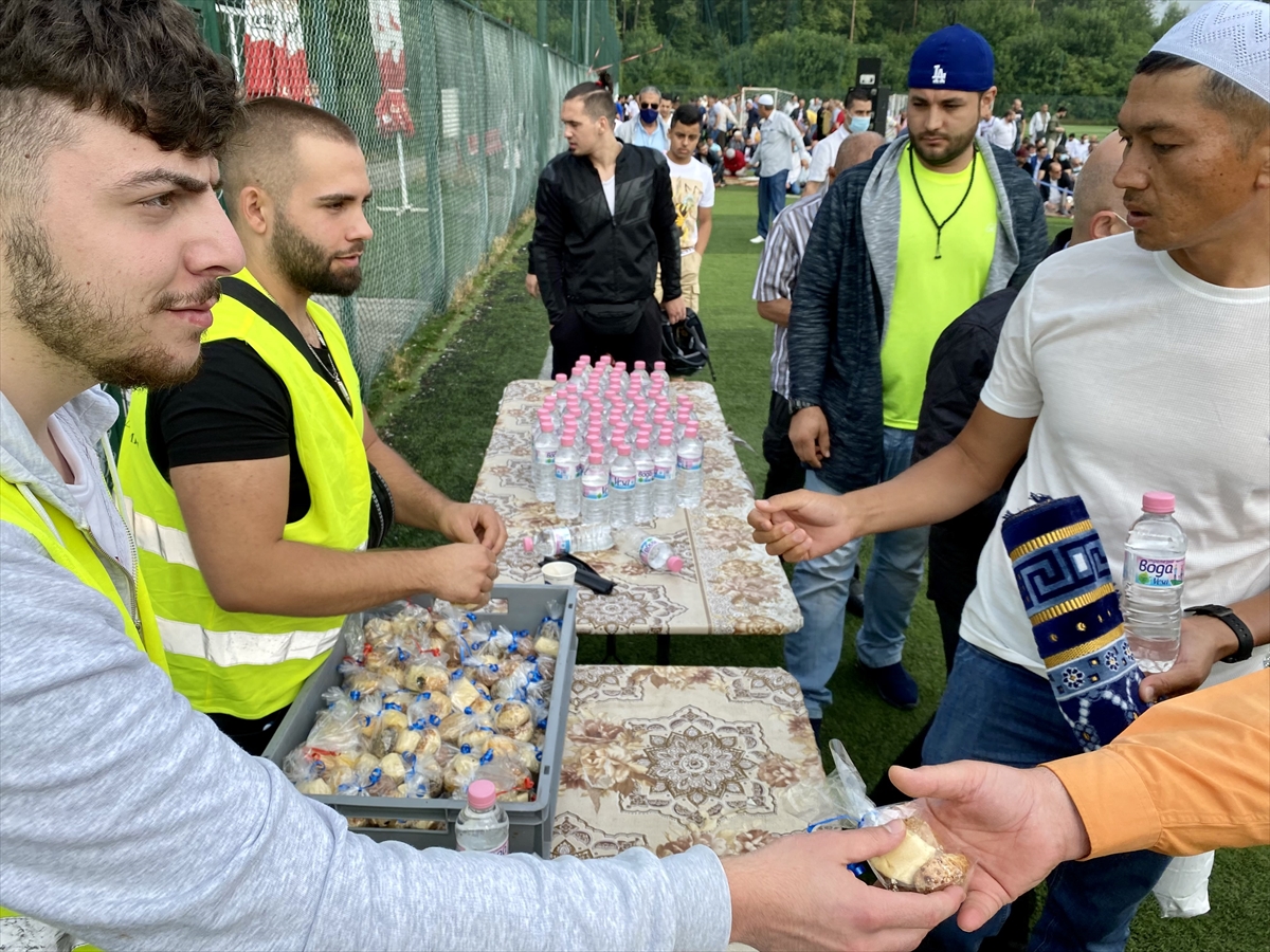 Bulgaristan'ın başkenti Sofya’da Kurban Bayramı namazı Kovid-19 nedeniyle açık havada kılındı