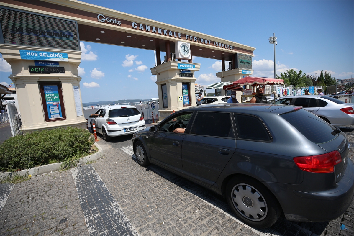 Çanakkale'deki feribot iskelelerinde tatilcilerin dönüş yoğunluğu sürüyor