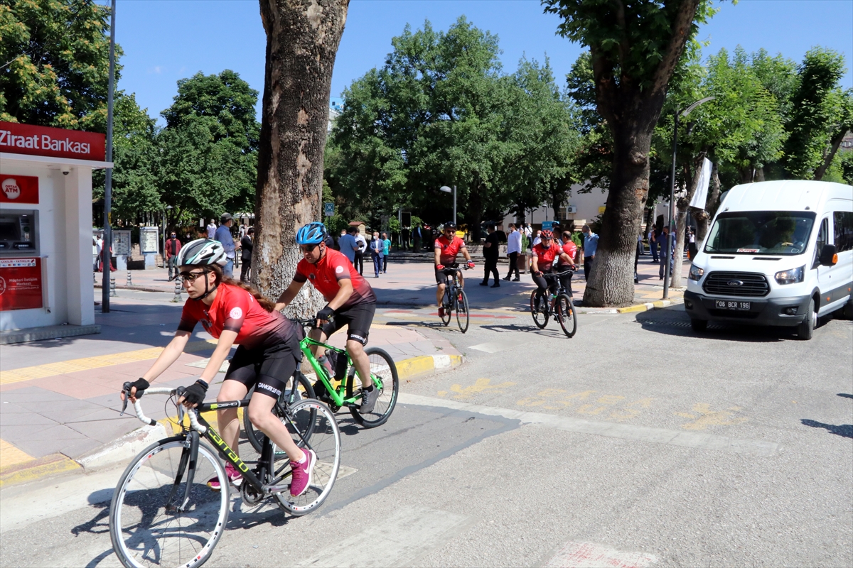 Çankırılı 15 Temmuz şehitlerinin kabrinden alınan toprak bisikletlerle Ömer Halisdemir'in mezarına götürülüyor
