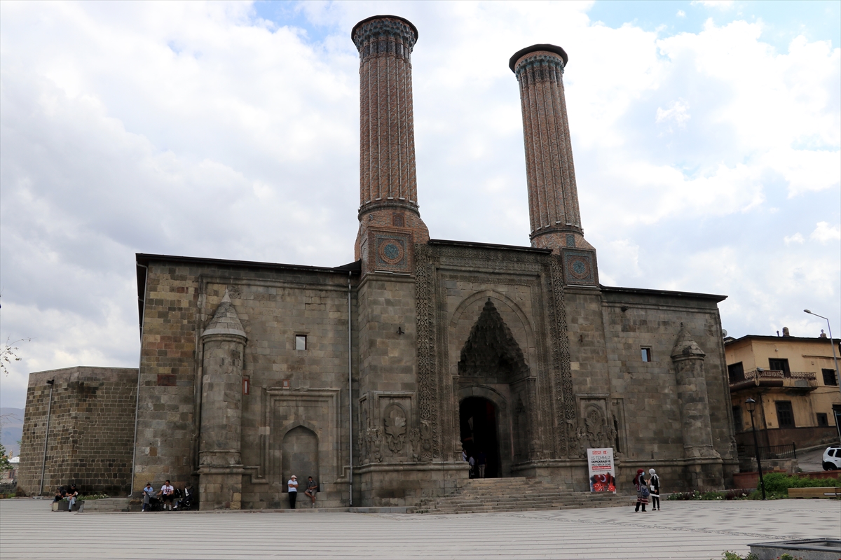 Çifte Minareli Medrese “Vakıf Eserleri Müzesi” olarak misafirlerini ağırlamaya başladı