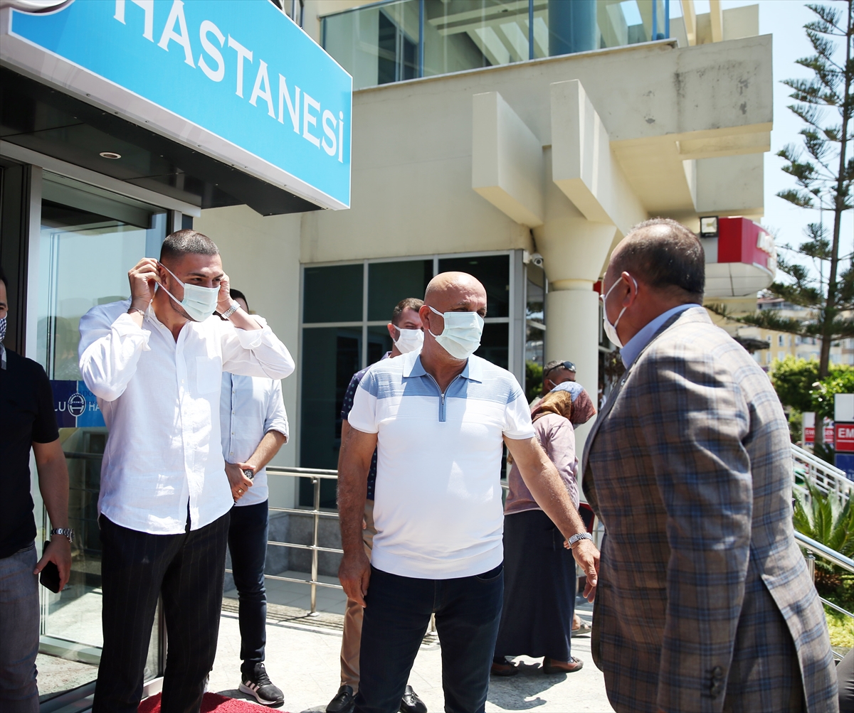 Dışişleri Bakanı Çavuşoğlu, kalp spazmı geçiren Alanyasporlu futbolcu Babacar'ı ziyaret etti