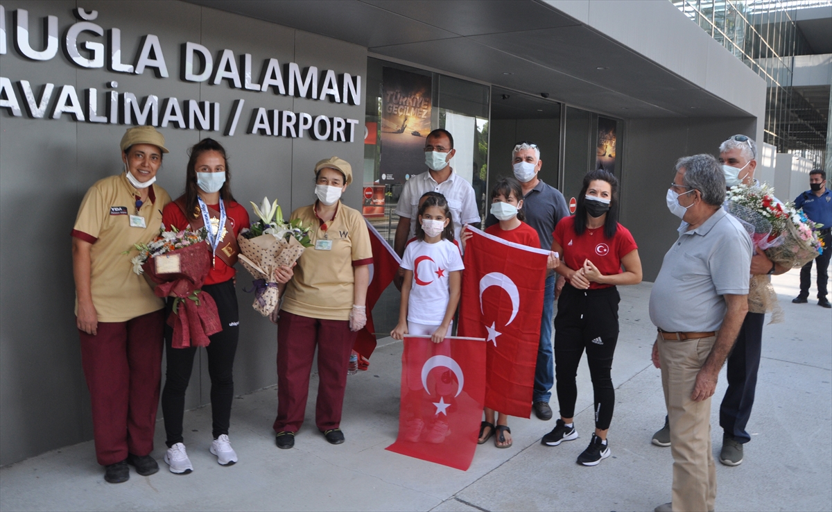 Dünya şampiyonu güreşçi Selvi İlyasoğlu, Muğla'da çiçeklerle karşılandı